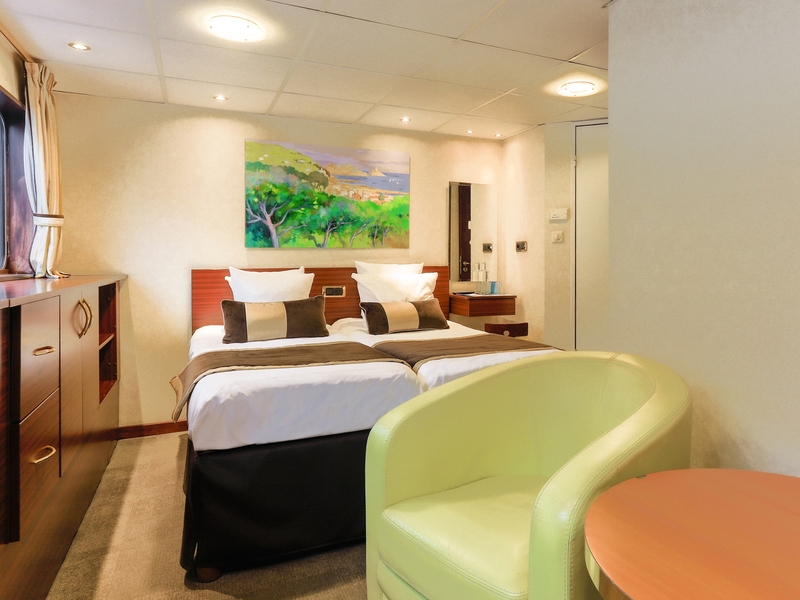 Main Deck 2 Single Beds Suite CAT. B